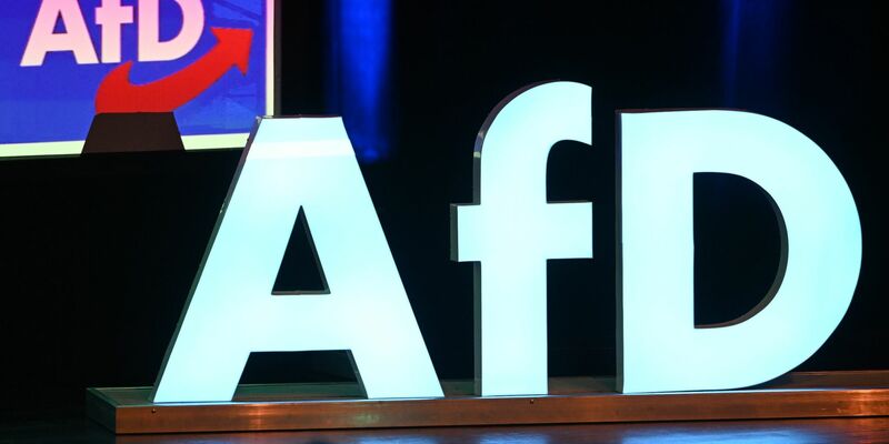 Das Logo der AfD bei einer Wahlkampfkundgebung für die Europawahl. - Foto: Bernd Weißbrod/dpa