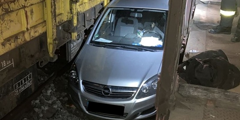 POL-OF: Auto im Gleisbereich zwischen Güterwaggons geparkt - Foto: presseportal.de