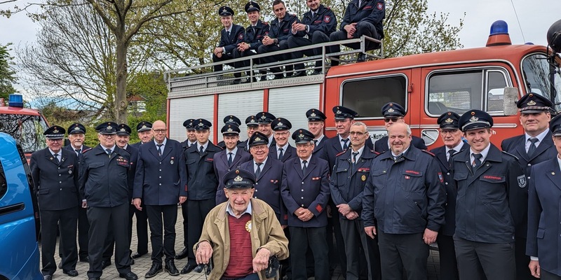 FW-AR: Löschgruppe Voßwinkel gratuliert zum 100.Geburtstag - Foto: presseportal.de