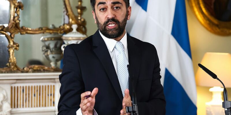 War Ende März 2023 nach Sturgeons überraschendem Rücktritt ins Amt gekommen: Humza Yousaf. - Foto: Jeff J Mitchell/PA/AP/dpa