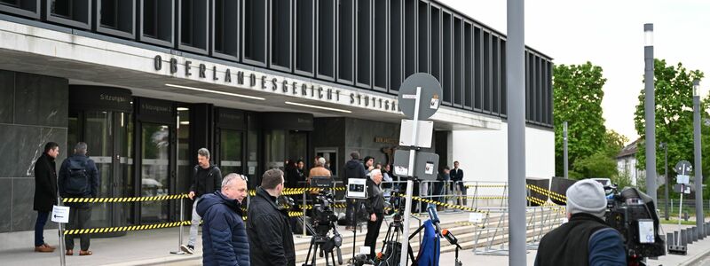 Großes Medieninteresse: «Eines der größten Staatsschutzverfahren in der Geschichte der Bundesrepublik». - Foto: Bernd Weißbrod/dpa