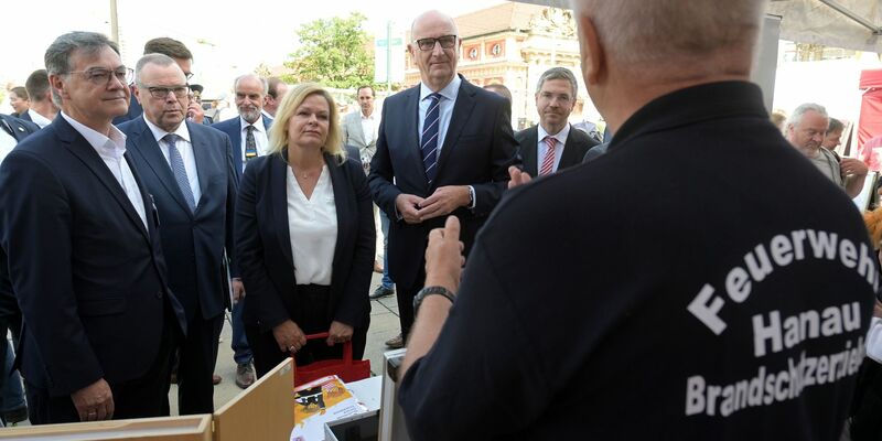 Bundesinnenministerin Nancy Faeser (l.) informiert sich am Stand der Feuerwehr Hanau während ihres Besuchs beim «Tag des Bevölkerungsschutzes» in Potsdam. - Foto: Michael Bahlo/dpa