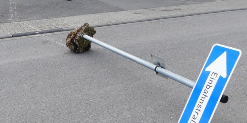 POL-GM: Verkehrsschild und Schrankenzaun beschädigt - Zeugen gesucht - Foto: presseportal.de