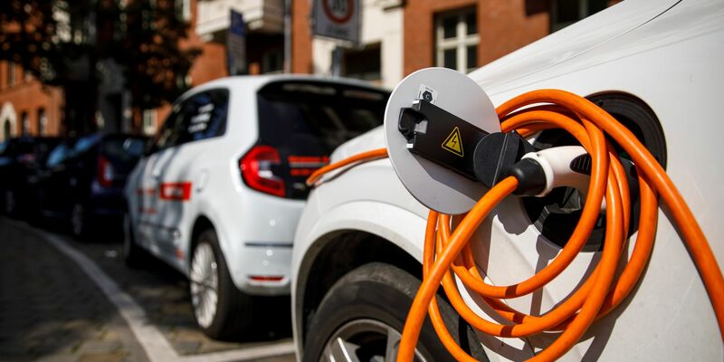 Viele Autofahrerinnen und Autofahrer kritisieren die Kosten von E-Autos, sorgen sich um deren Reichweite und zweifeln, dass die Fahrzeuge wirklich umweltfreundlicher sind. - Foto: Carsten Koall/dpa