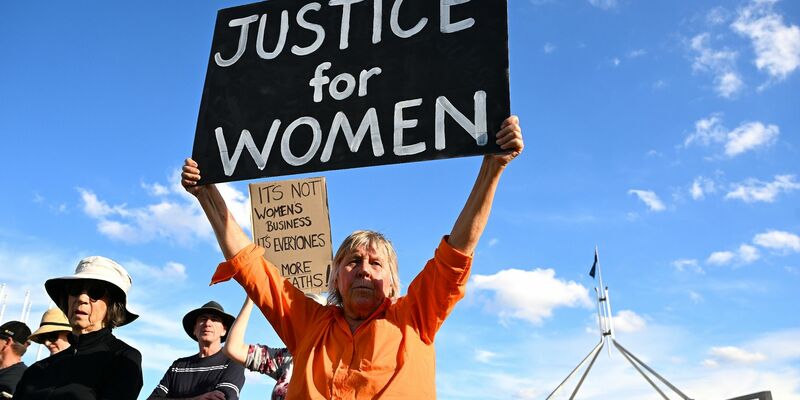 Eine Kundgebung zur Beendigung der Gewalt gegen Frauen in Canberra. - Foto: Lukas Coch/AAP/dpa