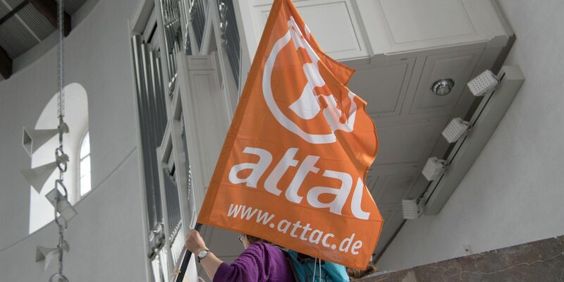 Im Jahr 2014 hatte das Finanzamt Frankfurt/Main dem Attac-Trägerverein die Gemeinnützigkeit aberkannt, weil das Netzwerk zu politisch sei. - Foto: Boris Roessler/dpa