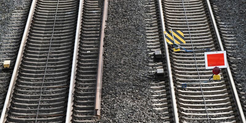 Das wichtigste Bauprojekt der Bahn wird dieses Jahr die Generalsanierung der Riedbahn zwischen Frankfurt und Mannheim. Die Strecke wird dazu für fünf Monate voll gesperrt. - Foto: Sebastian Gollnow/dpa