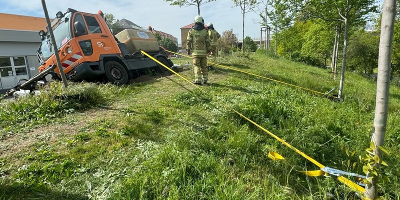FW Dresden: Gießfahrzeug droht zu kippen - Foto: presseportal.de