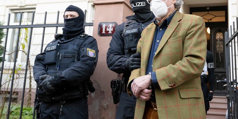 Die Bundesanwaltschaft legt den insgesamt neun Beschuldigten im Prozess gegen die mutmaßliche «Reichsbürger»-Gruppe um Prinz Reuß unter anderem die Mitgliedschaft in einer terroristischen Vereinigung zur Last. - Foto: Boris Roessler/dpa