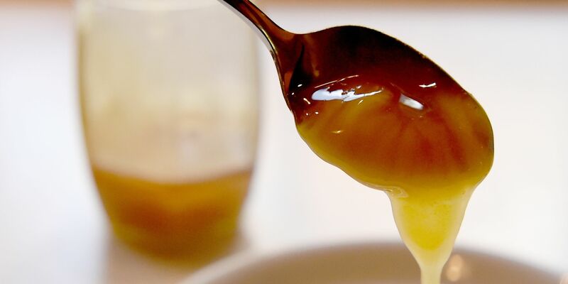 Bei Honigmischungen müssen künftig die Herkunftsländer und ihr jeweiliger Anteil angegeben werden. - Foto: Carsten Rehder/dpa