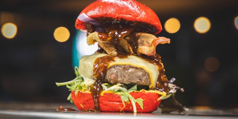 Kulinarisches Feuerwerk in Berlin: Kreutzers eröffnet am 9. Mai in der Hauptstadt das größte Foodtruck-Event Europas - The Champions Burger - Foto: presseportal.de