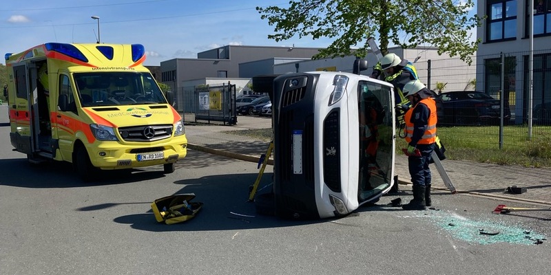 FW-EN: Verkehrsunfall mit zwei Verletzten & Gasgeruch im Wohngebäude - Zwei nahezu zeitgleiche Einsätze für die Hattinger Feuerwehr - Foto: presseportal.de