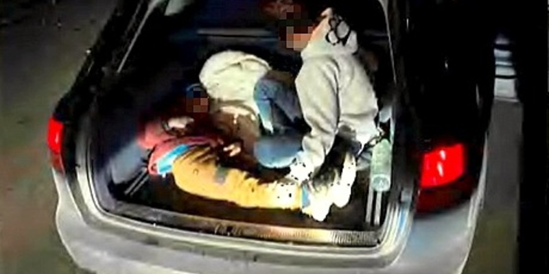 Bundespolizeidirektion München: Minderjährige in Slowenien in Kofferraum gepfercht / Mutmaßlicher Schleuser nach Festnahme auf A95 in Untersuchungshaft - Foto: presseportal.de