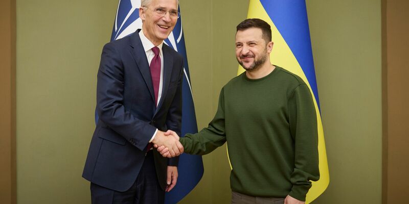 Wolodymyr Selenskyj (r.) begrüßt Jens Stoltenberg in Kiew. - Foto: ---/Ukrainian Presidential Press Office/AP/dpa