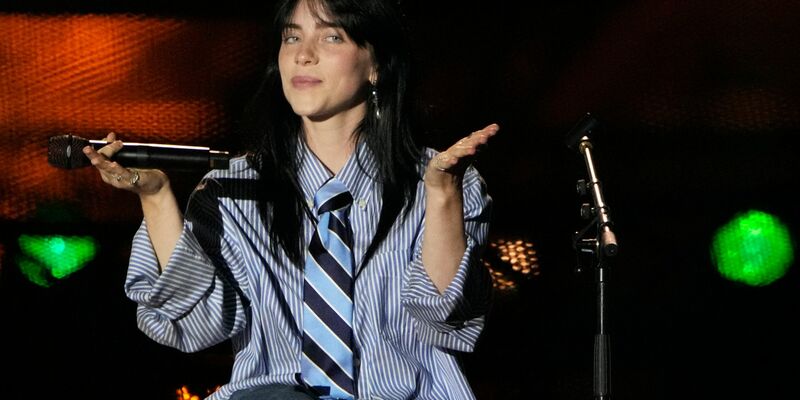 Billie Eilish hat in den deutschen Charts die Nase vorn. - Foto: Lewis Joly/AP/dpa