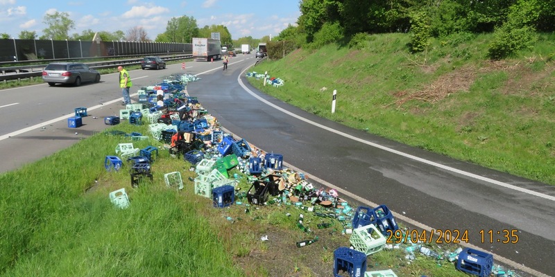 POL-OL: ++ Sattelzug verliert Getränkekisten auf der A 28 ++ Anschlussstelle Westerstede zeitweise gesperrt ++ - Foto: presseportal.de