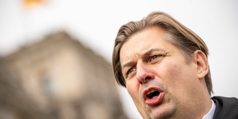 Der Europaabgeordnete steht wegen möglicher Russland- und China-Verbindungen auch selbst im Fokus. - Foto: Michael Kappeler/dpa