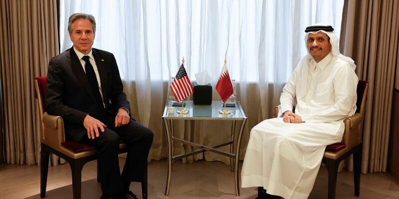 US-Außenminister Antony Blinken (l.) trifft sich mit Katars Premierminister und Außenminister Mohammed bin Abdulrahman bin Jassim Al Thani in Riad. - Foto: Evelyn Hockstein/Pool Reuters/AP/dpa