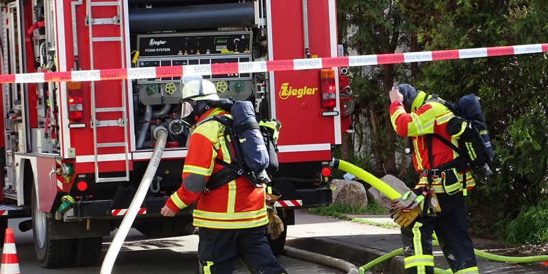KFV-CW: Dachstuhlbrand in Althengstett-Ottenbronn Photovoltaikanlage ist Herausforderung für Feuerwehr - Foto: presseportal.de