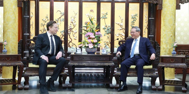 Der chinesische Premierminister Li Qiang trifft sich in Peking mit Elon Musk (l.). - Foto: Wang Ye/XinHua/dpa