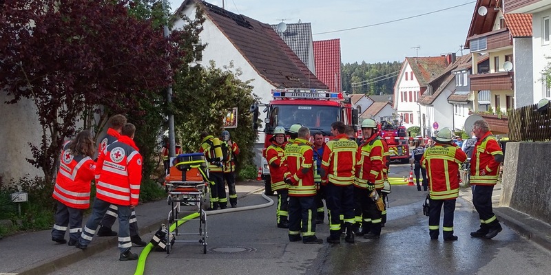 KFV-CW: Dachstuhlbrand in Althengstett-Ottenbronn Photovoltaikanlage ist Herausforderung für Feuerwehr - Foto: presseportal.de