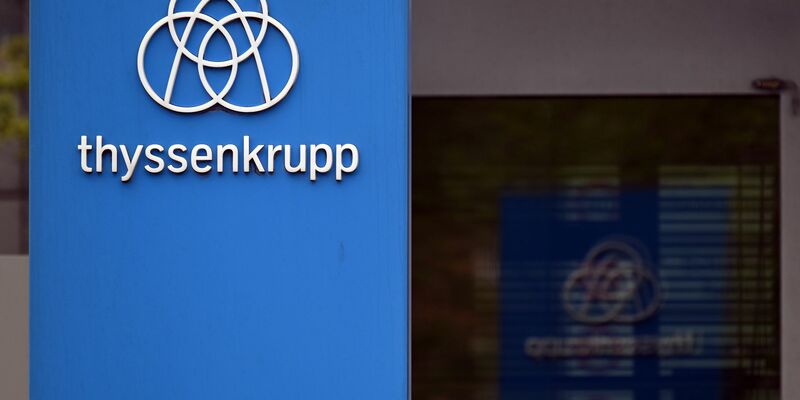 Bei einer Protestkundgebung wollen tausende Beschäftigte der Thyssenkrupp-Stahlsparte ihren Unmut über den Konzernvorstand zum Ausdruck bringen. - Foto: Federico Gambarini/dpa
