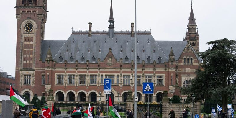 Pro-palästinensische (l) und pro-israelische Demonstranten (r) protestieren vor dem Obersten Gerichtshof der Vereinten Nationen in Den Haag (Archivbild). - Foto: Peter Dejong/AP/dpa