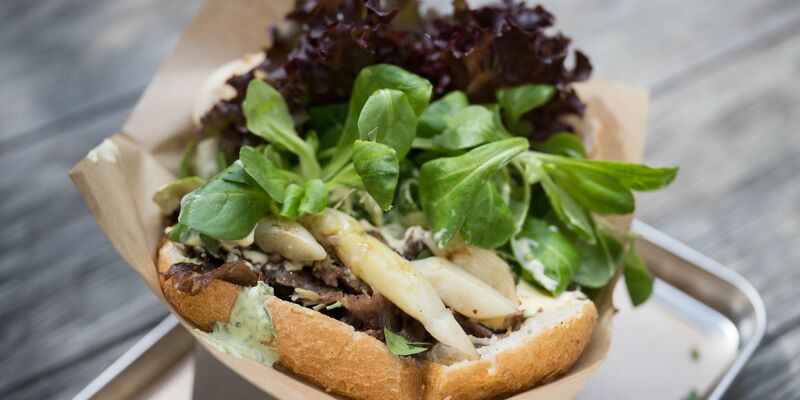 Das Berliner Restaurant «Kebap with attitude» hat zur Spargelsaison nun auch den «Döner Beelitzer Art» im Angebot. - Foto: Sebastian Christoph Gollnow/dpa