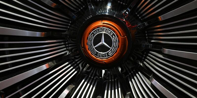 Unter dem Strich fuhr Mercedes-Benz im ersten Quartal mit 3,03 Milliarden Euro rund ein Viertel weniger Konzerngewinn ein. - Foto: Martin Schutt/dpa