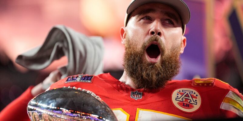 Travis Kelce bleibt zwei weitere Jahre bei den Kansas City Chiefs. - Foto: Ashley Landis/AP/dpa