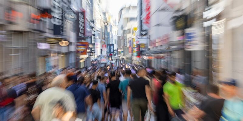 «Verbraucherinnen und Verbraucher geben wieder mehr Geld aus, was auch den Einzelhandel stärkt», stellt das Ifo-Institut fest. - Foto: Thomas Banneyer/dpa