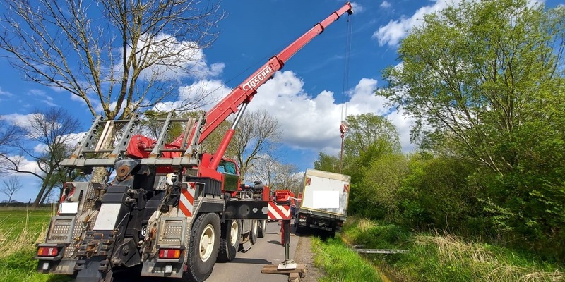 POL-CUX: LKW gerät in Otterndorf in den Seitenraum und muss aufwändig geborgen werden - Foto: presseportal.de