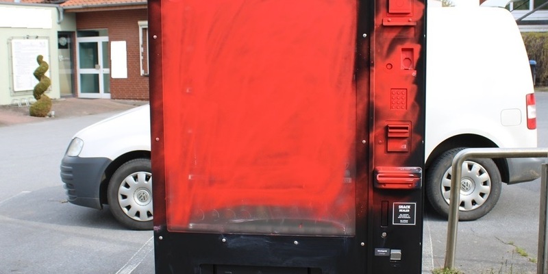 POL-MI: Snack-Automat mit Farbe beschmiert - Foto: presseportal.de