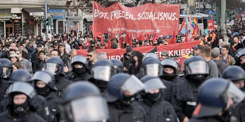 Ein Demonstrationszug am 1. Mai 2023: In diesem Jahr rechnet die Polizei mit aggressiven Demonstranten sowie Angriffen mit Flaschen- und Steinwürfen. - Foto: Michael Kappeler/dpa