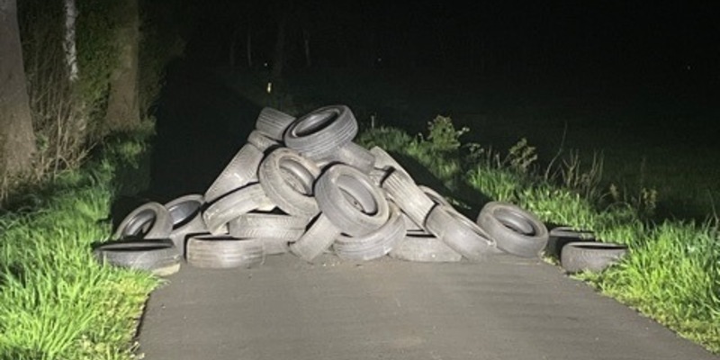 POL-CUX: Altreifen in Beverstedt-Stemmermühlen entsorgt (Lichtbild in der Anlage) - Foto: presseportal.de