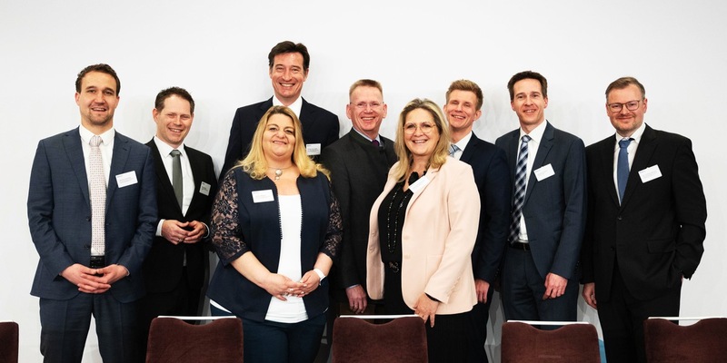 Neu gewähltes BDIU-Präsidium will den Verband auf bereitere Basis stellen / Anke Blietz-Weidmann neue BDIU-Präsidentin / Kirsten Pedd einstimmig zur Ehren-Präsidentin gewählt - Foto: presseportal.de