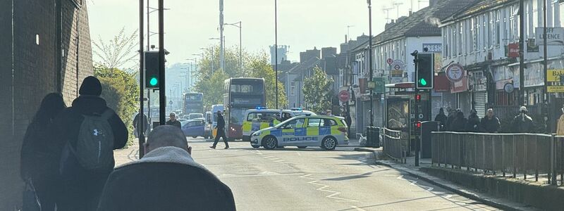 Einsatzkräfte sind im Nordosten Londons nach dem Angriff mit einem Schwert im Einsatz. - Foto: Peter Kingdom/PA Media/dpa