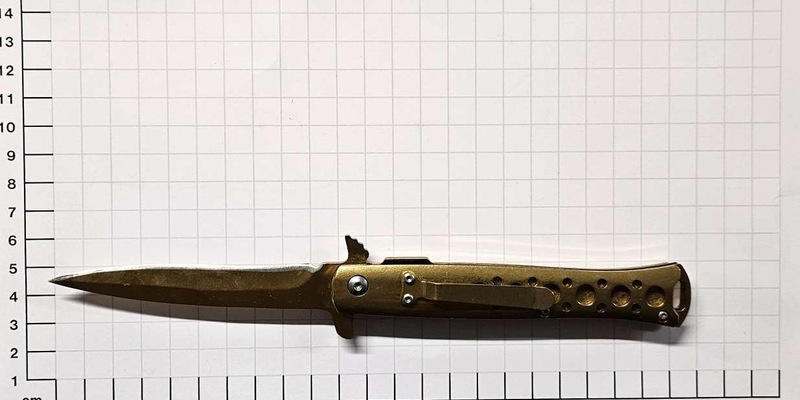 BPOL NRW: Warum werde gerade ich kontrolliert? - Bundespolizisten stellen Springmesser sicher - Foto: presseportal.de