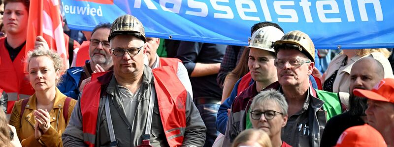 Gewerkschaftsmitglieder und Stahlarbeiter bei einer Protest-Kundgebung der Thyssenkrupp-Stahlsparte in Duisburg. - Foto: Federico Gambarini/dpa