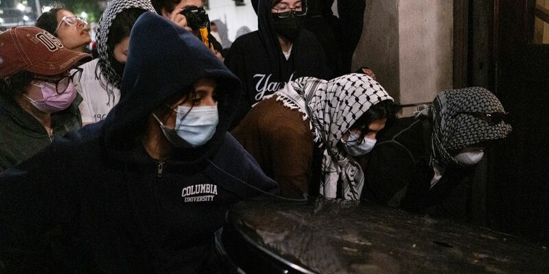 Studierende blockieren den Eingang der Hamilton Hall an der Columbia University in New York nach der Besetzung. - Foto: Marco Postigo Storel/AP/dpa