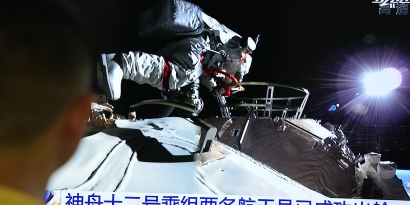 Ein Mann verfolgt vor dem Fernseher die Live-Übertragung eines Außeneinsatzes an der Raumstation «Tiangong» (Archivbild). - Foto: Sheldon cooper/SOPA Images via ZUMA Wire/dpa