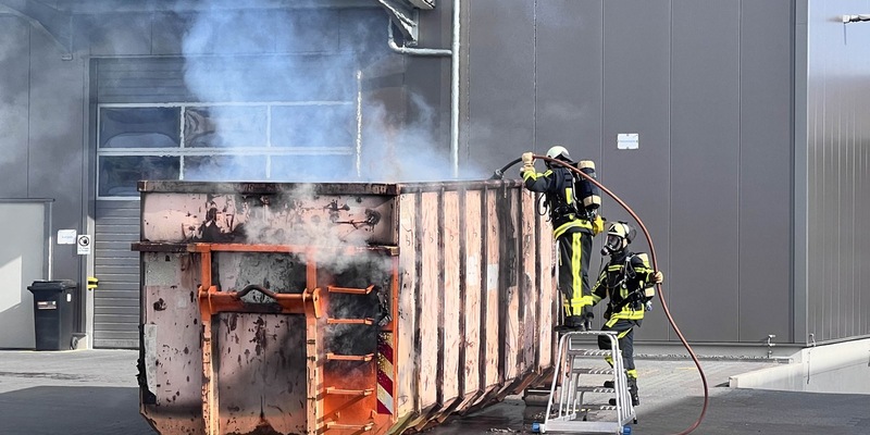 FW-BO: Brand eines Großcontainers in Bochum Gerthe - Foto: presseportal.de