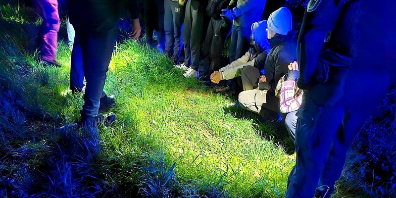 Bundespolizeidirektion München: Nach gefährlicher Fahrt auf Ladefläche: Migrantengruppe irrt orientierungslos durch Grenzgebiet / Bundespolizei findet acht geschleuste Syrer in Waldstück bei Prien am Chiemsee - Foto: presseportal.de