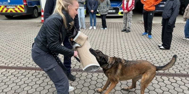 POL-PDTR: Teilnahme der PW Konz und der PI Saarburg am bundesweiten Girls'Day - Foto: presseportal.de