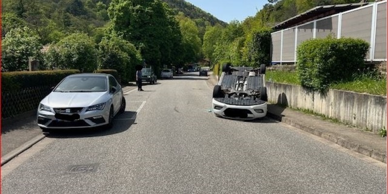 POL-PDLD: Pkw landet auf Dach - Fahrerin leichtverletzt - Foto: presseportal.de