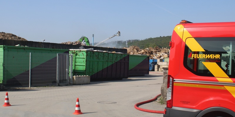 FF Bad Salzuflen: Brennende Holz- und Papierstapel halten Feuerwehr Bad Salzuflen über Stunden in Atem / Verletzt wird bei dem Einsatz niemand - Foto: presseportal.de