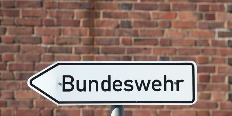 Ein Sprecher der Bundeswehr bestätigte, dass ein unbemanntes Flugobjekt zu Boden gegangen sei. - Foto: Stefan Sauer/dpa-Zentralbild/dpa