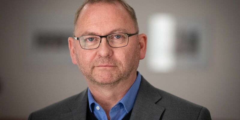 «Wer sich zu AfD-Positionen bekennt und die Programmatik vertritt, hat bei uns keinen Platz», sagt Frank Werneke. - Foto: Soeren Stache/dpa