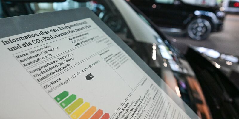 Verbraucher sollen beim Autokauf mit einem neuen Pkw-Label künftig unter anderem besser über den Verbrauch und die Emissionen ihres potenziellen Neuwagens informiert werden. - Foto: Bernd Weißbrod/dpa