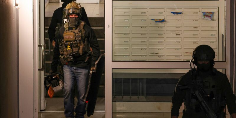Ein sich selbst als Reichsbürger bezeichnender Mann hat in Velbert Polizisten mit einem Messer bedroht und damit einen SEK-Einsatz ausgelöst. - Foto: Christoph Reichwein/dpa